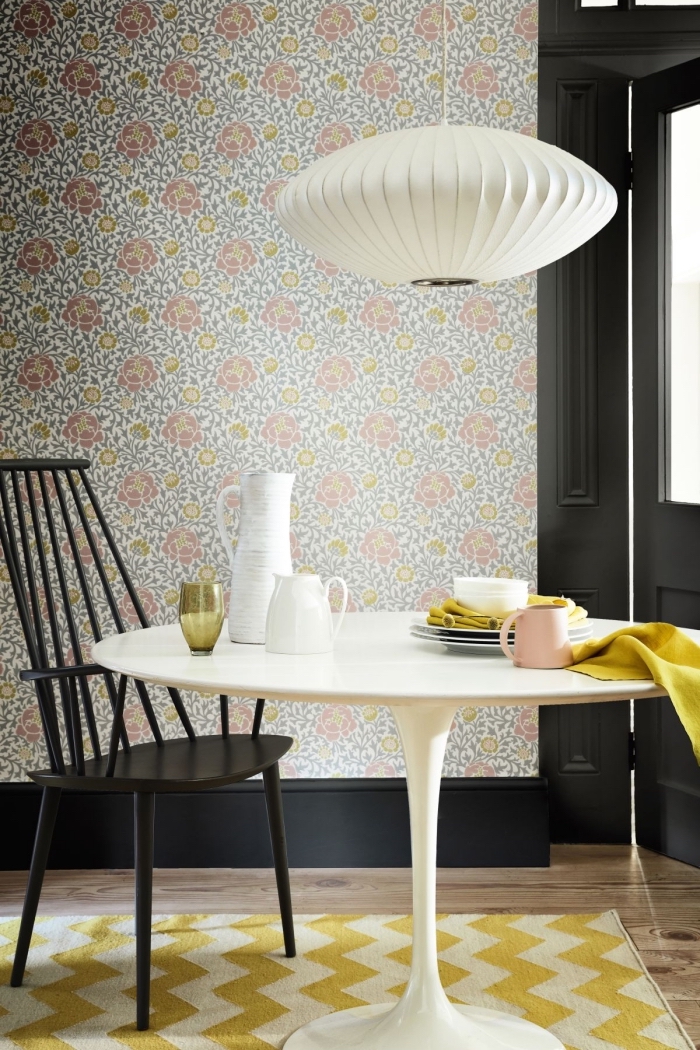 modèle de papier peint tendance à motifs floraux, décoration petite salle à manger aménagée avec table ronde blanche