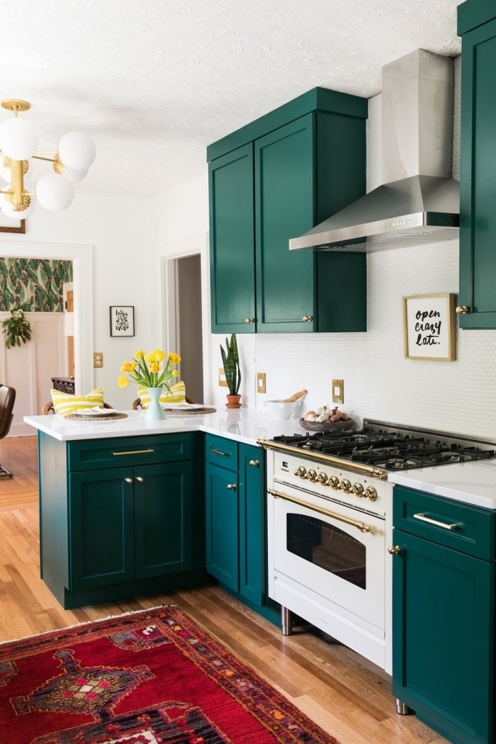 idée comment renouveler une cuisine blanche avec meubles recup à peinture vert foncé et poignées dorées