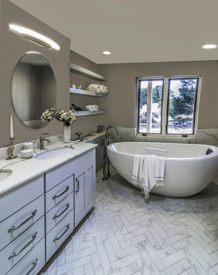 Baignoire ovale et miroir ronde, meuble lavabo double, beau modele salle de bain, les plus belles salles de bains blanches