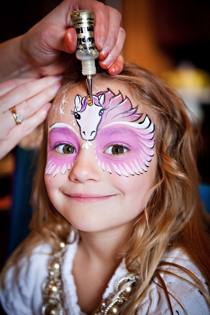 idée de maquillage enfant facile à réaliser soi-même avec peinture pour visage enfant en couleurs rose et blanc à design licorne
