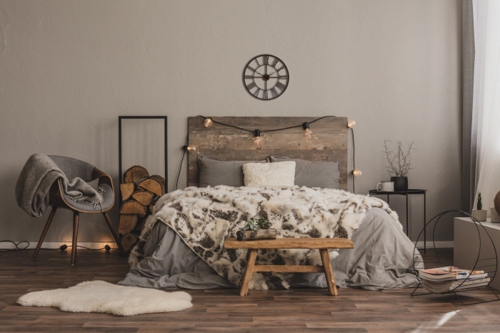 design intérieur moderne dans une chambre aux murs gris clair décorée avec meubles bois et tete de lit originale