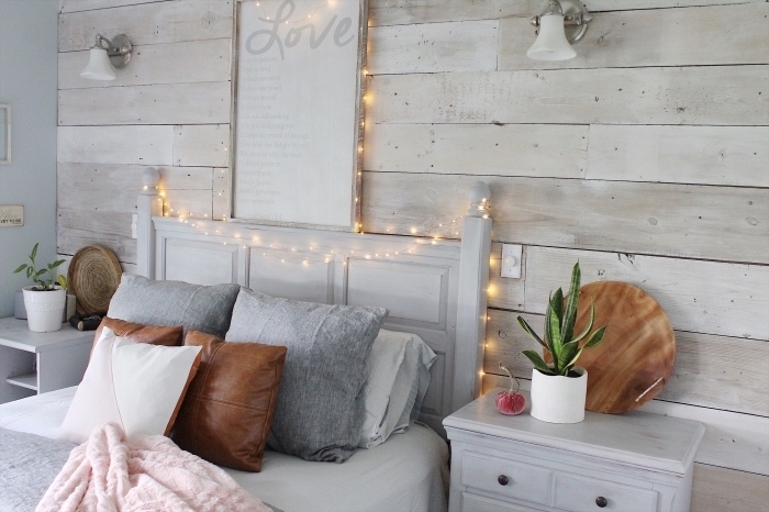 décoration cozy dans une chambre gris et bois avec tete de lit originale de style vintage, avec quelle couleur associer le gris dans une chambre