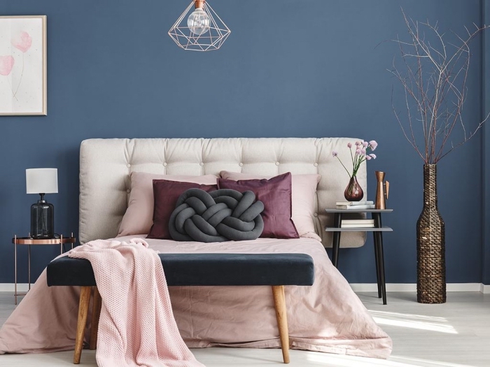 couleur peinture chambre moderne aux murs bleus aménagée avec grand lit à tête en tissu blanc et accents noirs