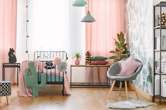 idée de deco chambre bebe fille aux murs blancs à motifs feuilles vertes et parquet bois avec meubles en bois