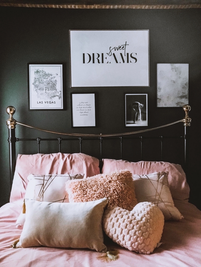 quelle couleur de murs pour une chambre moderne, aménagement de chambre ado aux murs vert foncé avec accessoires rose pastel