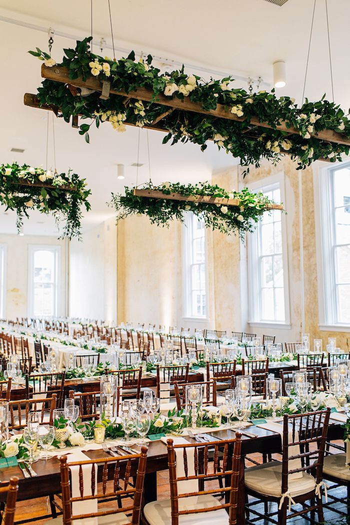 echelle decorative végétalisée suspendue du plafond, chaises et table bois, centre de feuillages vertes, murs beiges