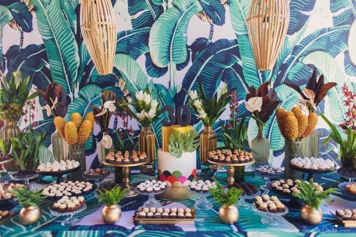 décoration de table anniversaire adulte sur thème tropical, idée de choix de theme anniversaire 30 ans pour l'été