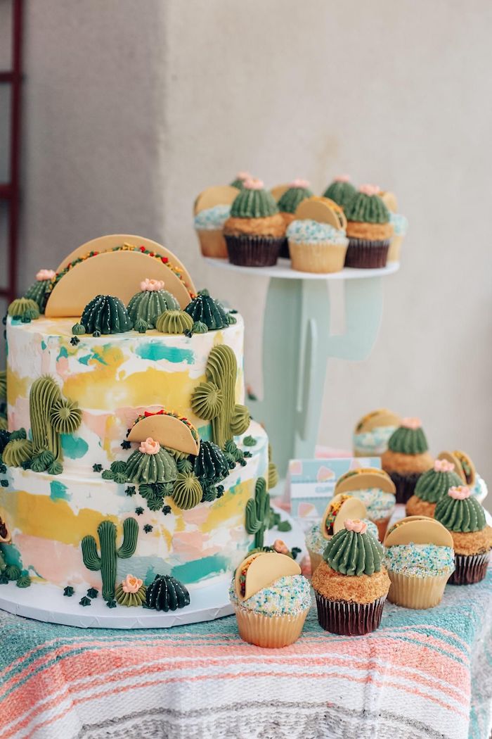 theme deco anniversaire cactus fiesta mexicaine avec des cupcakes et gateau à cactus patisserie decoratifs
