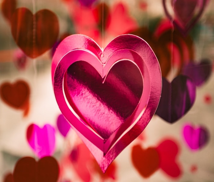 Guirlande de coeurs a faire soi meme, idee décoration de saint valentin rose différentes nuances 
