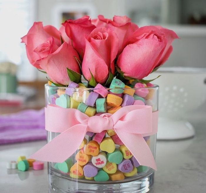 Vase de fleurs roses, vase en verre pleine de bonbons, décoration saint valentin, journée romantique déco simple et jolie