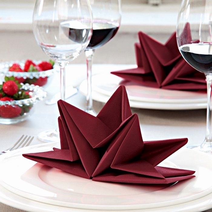 comment plier une serviette en papier en forme de fleur, décoration de table romantique et élégante avec serviette en fleur