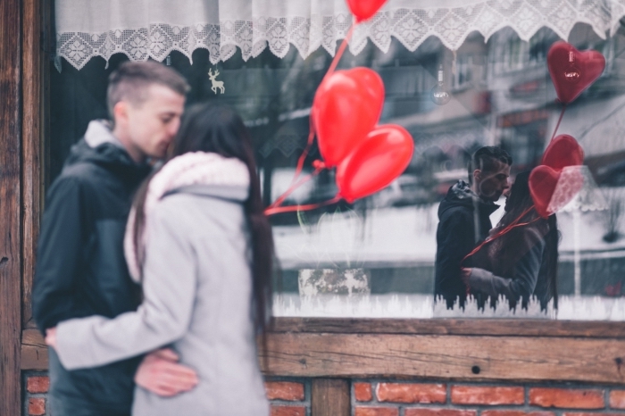 que faire pour la fête de la Saint Valentin, idée de sortie en couple au centre ville, jeune couple amoureux devant un café