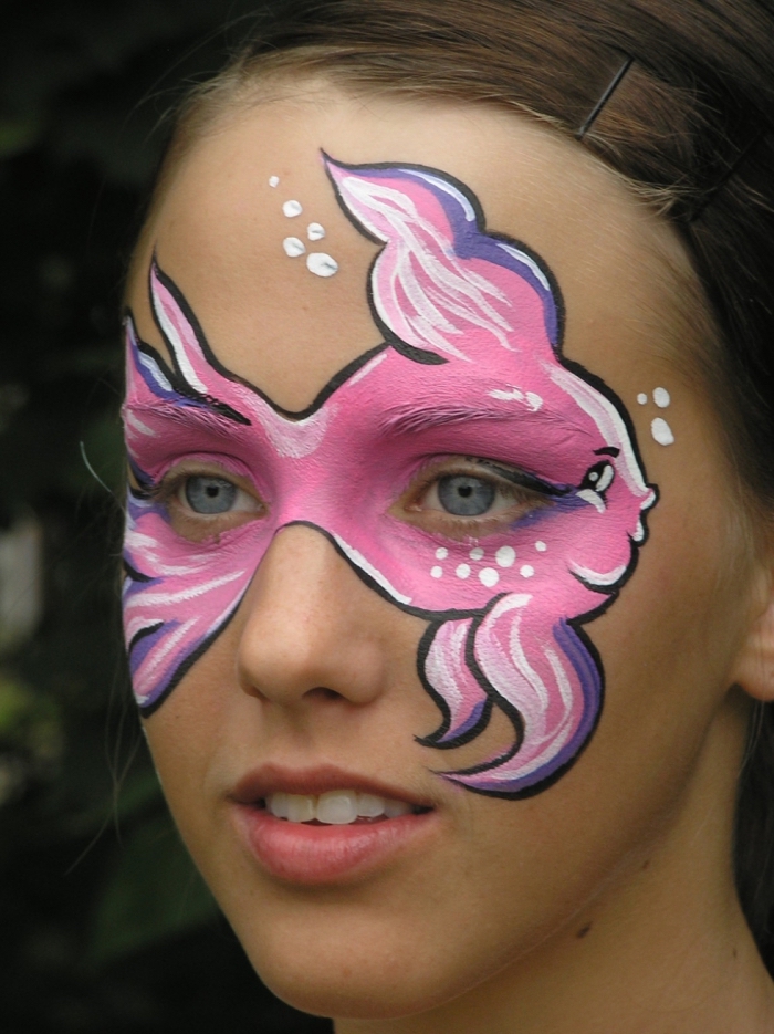 idée maquillage fille simple et facile avec peintures pour visage, modèle de peinture faciale à design poisson rose