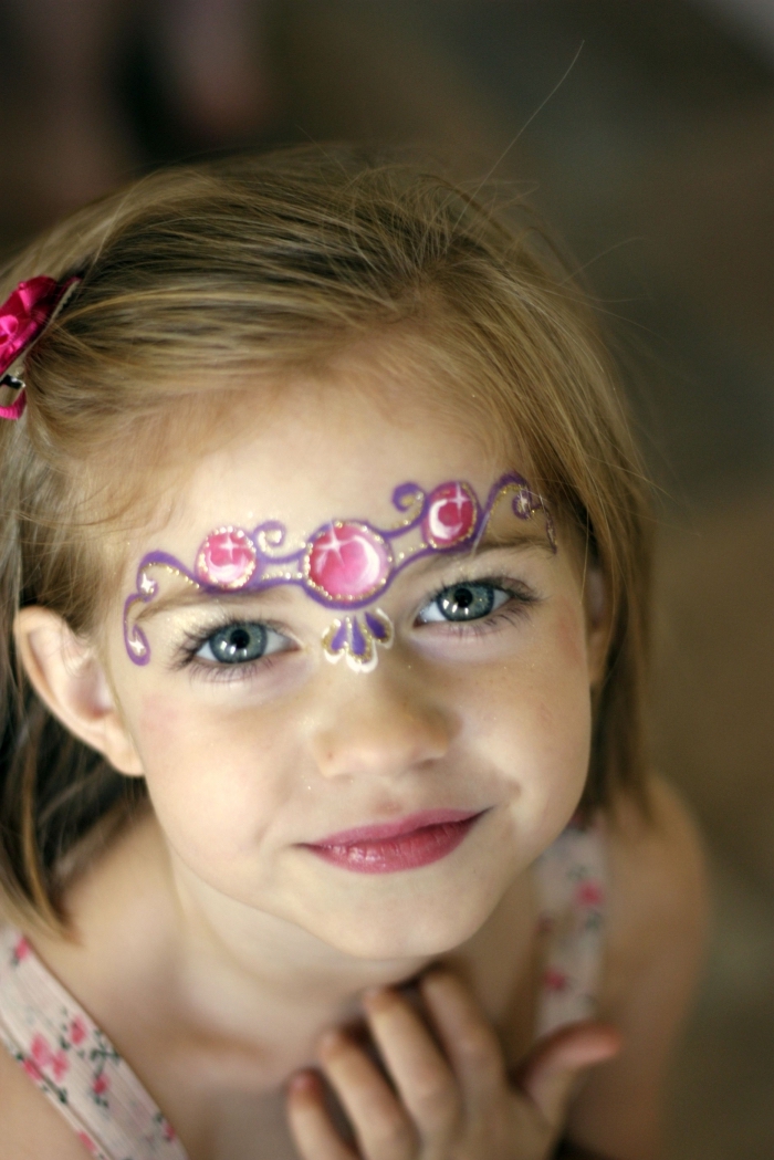 comment déguiser une fille en princesse pour une fête déguisée avec un maquillage carnaval facile à design couronne