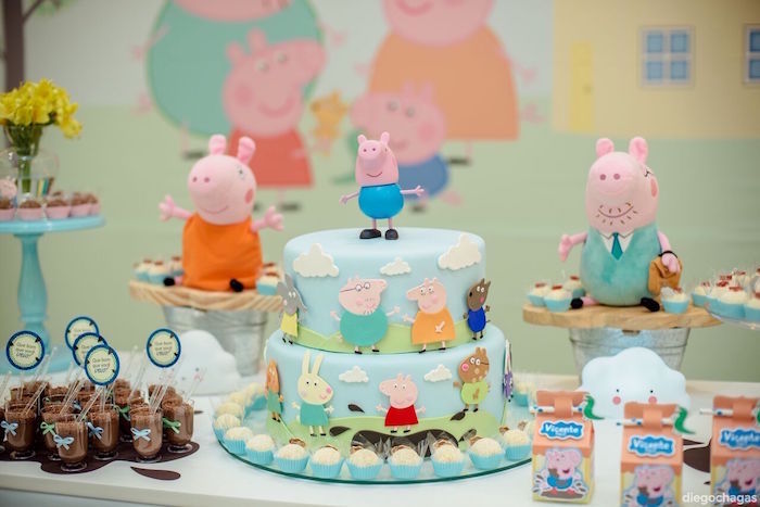Pâte à sucre bleu gateau anniversaire peppa pig, idée gateau de couches, enfant anniversaire table décoration