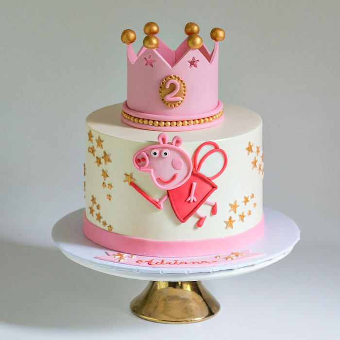 Couronne de pâte à sucre rose et blanc, idée deco gateau peppa pig, gateau anniversaire 2 ans