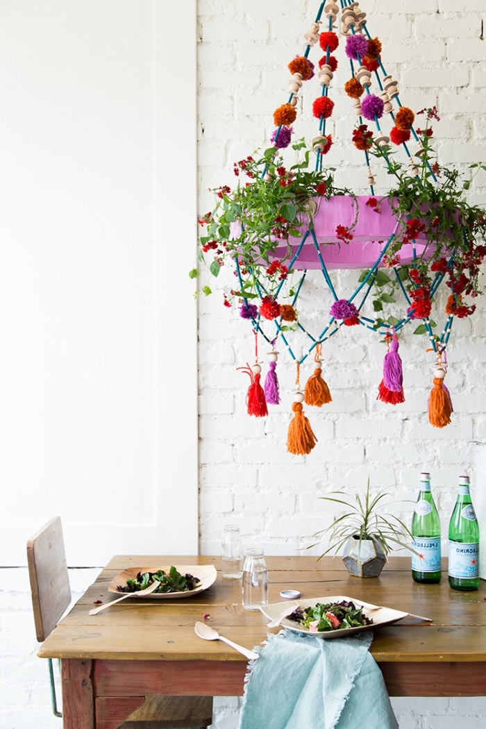 comment réaliser un chandelier pour plantes de style bohème chic avec macramé plante de couleur bleu et pompons