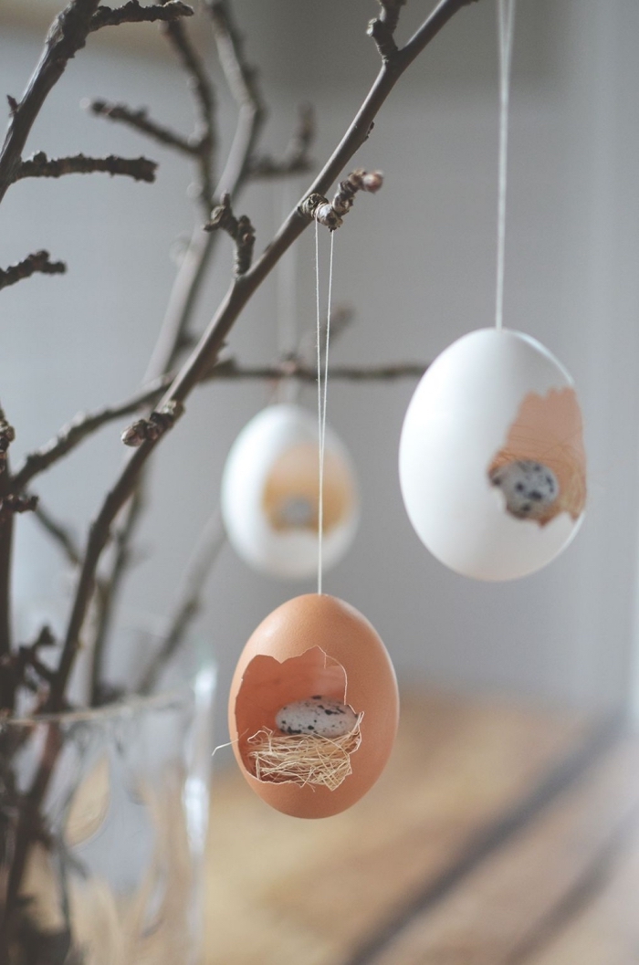 decoration paques facile avec oeufs vidés et suspendus, DIY bouquet de branches décorés de figurines de Pâques