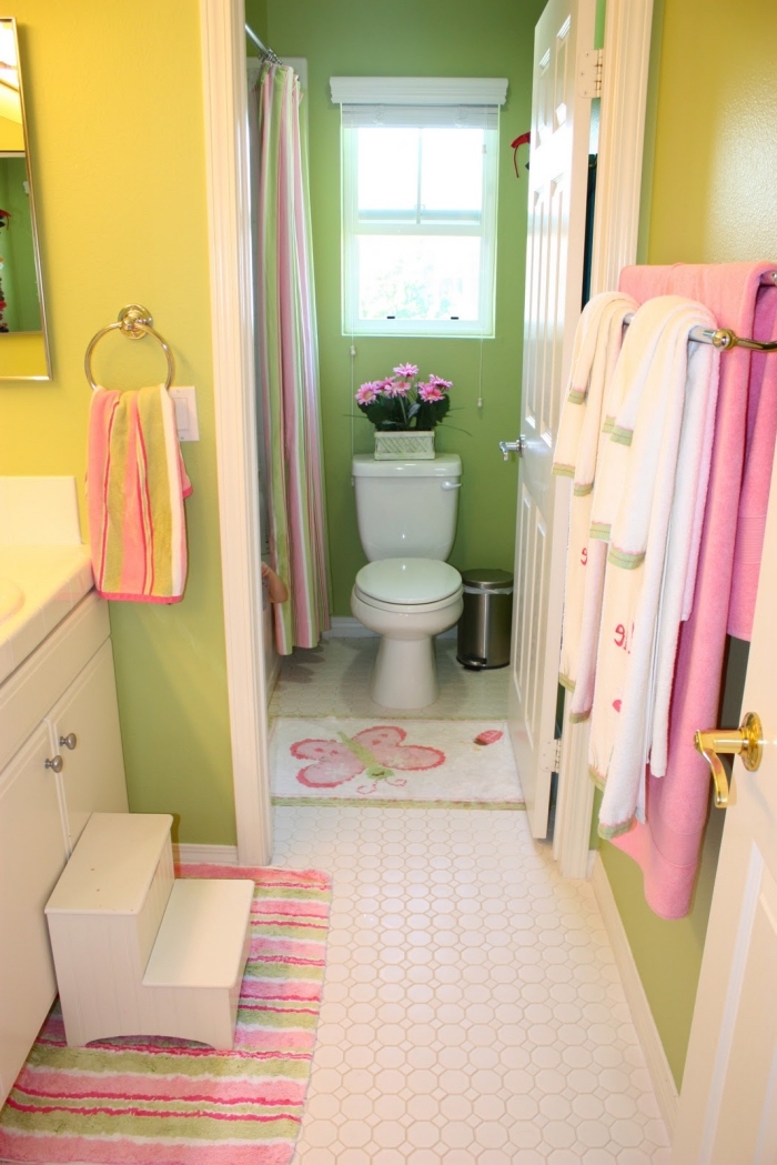 modele de salle de bain verte et jaune avec accents en rose, idée décoration salle d'eau et toilettes pour enfant