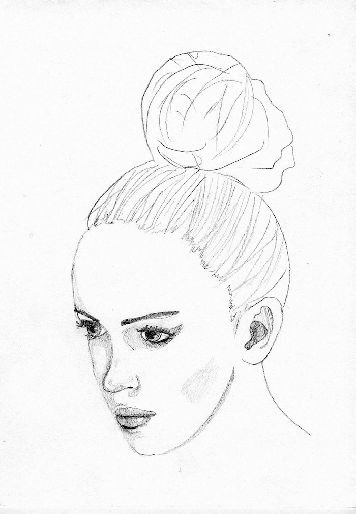 dessin facile a dessiner et reproduire d une femme aux cheveux attachés en chignon, visage de profil, traits de visage simples