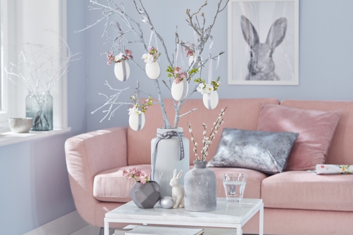 design intérieur cocooning dans un salon bleu aménagé avec canapé rose et objets déco gris, idée de decoration paques facile