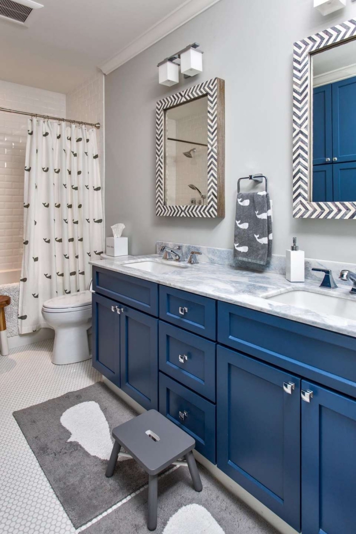 pinterest salle de bain aux murs gris clair aménagée avec armoires bleu et comptoir aspect marbre, déco salle de bain avec cabine