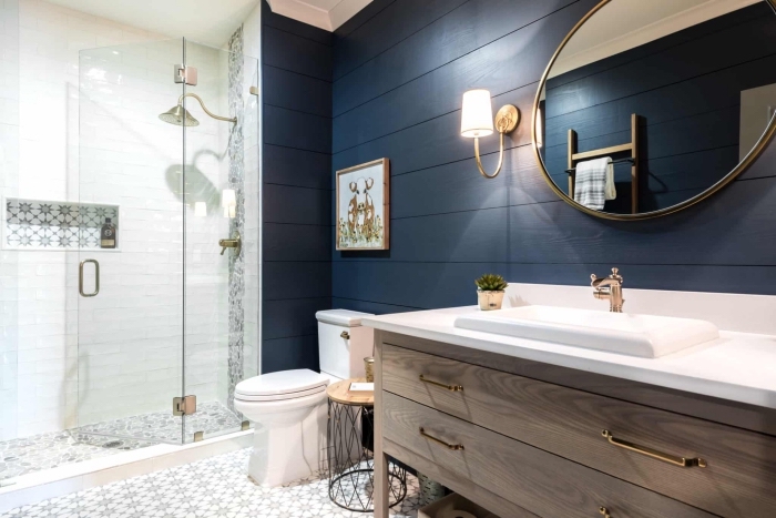 amenagement salle de bain moderne aux murs foncés avec meubles en bois, décoration salle d'eau avec cabine de douche