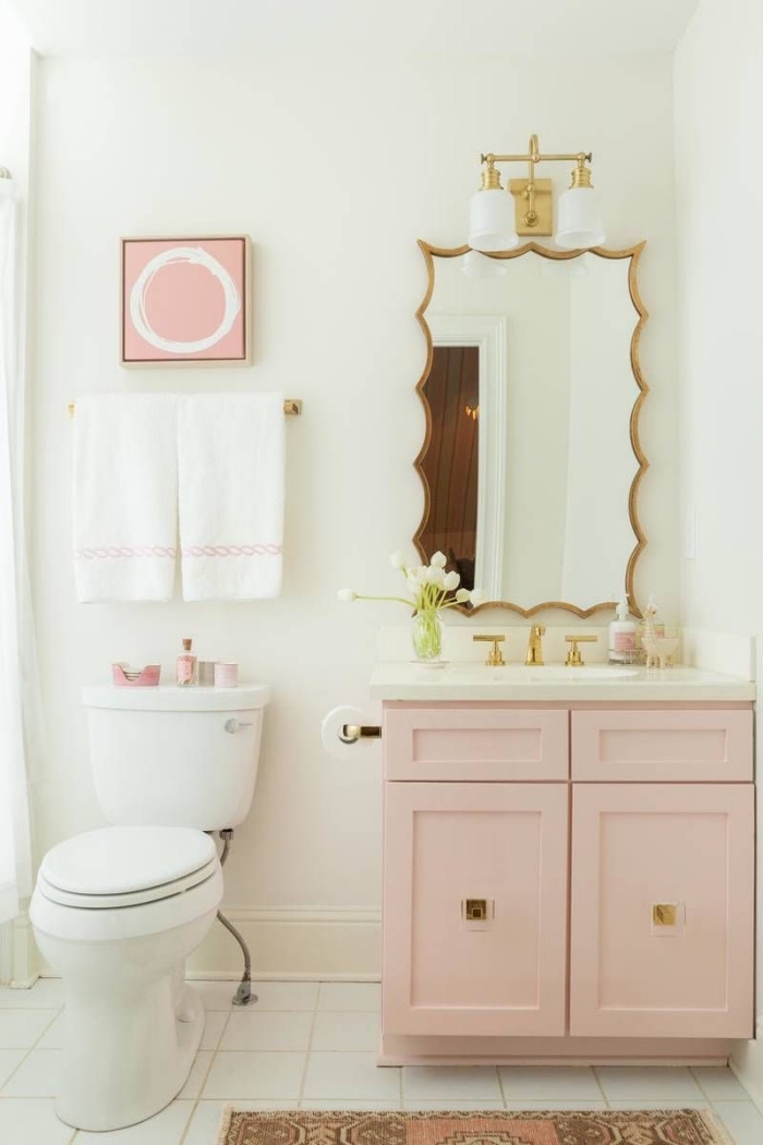 decoration petite salle de bain pour fille, aménagement salle d'eau blanche avec meubles rose pastel et accents or