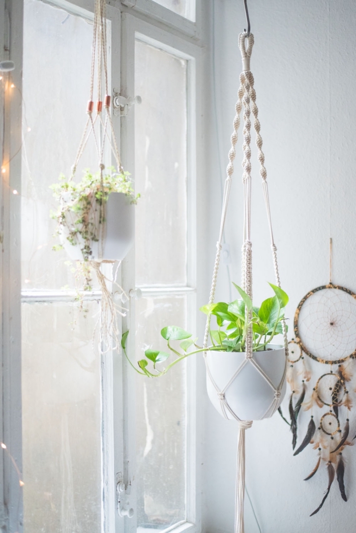 déco de chambre bohème aux murs blancs avec attrape rêve DIY et macramé plante en corde coton, quelles plantes pour une chambre à coucher