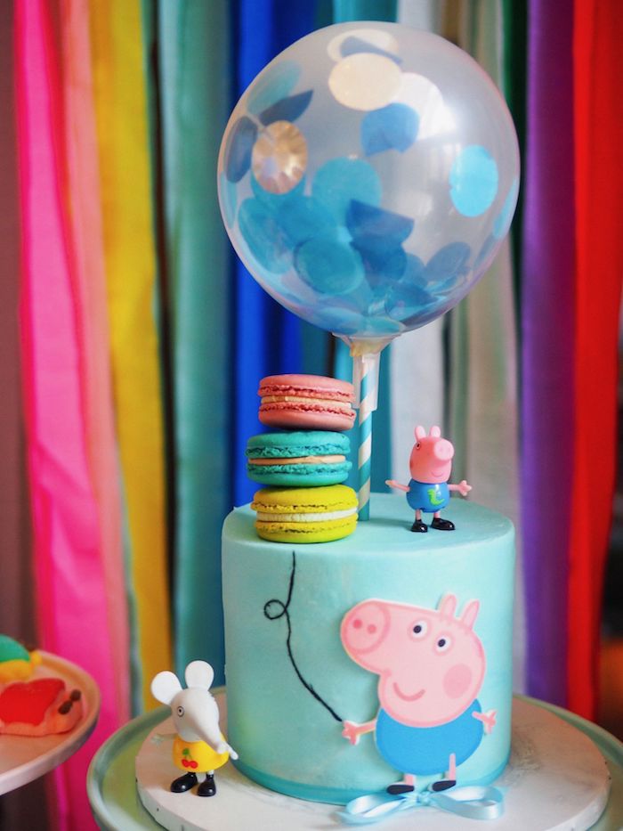 Ballon gonflable sur le top de gateau garcon anniversaire, idée bleu gateau anniversaire enfant figurine George Cochon, image gateau anniversaire peppa
