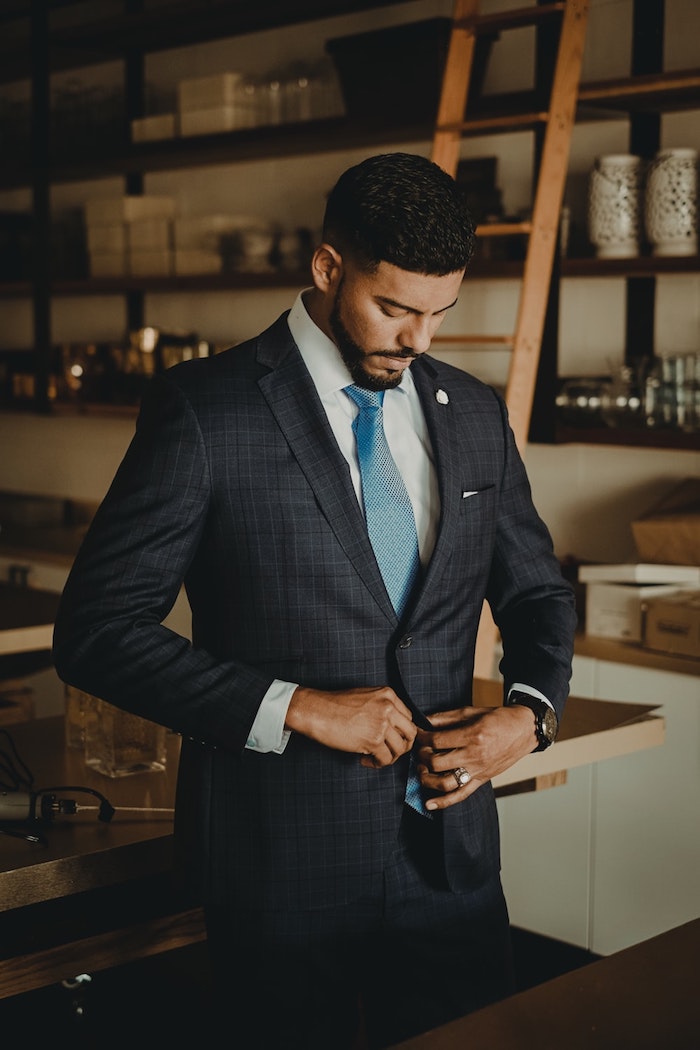 Homme costume de mariage avec cravate bleu claire, idée tenue classe pour homme, style vestimentaire homme