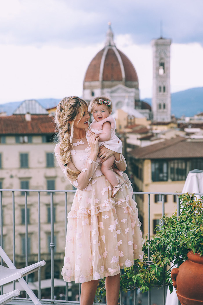 Belle tenue mère-fille robes identiques roses en dentelle, vêtements assortis mère fille photo Florence cathedrale