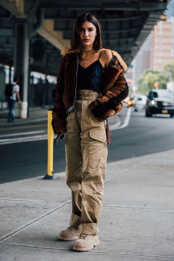 Cargo pantalon, veste fausse fourrure, chaussure année 90 et tenue vintage femme idée inspiratrice