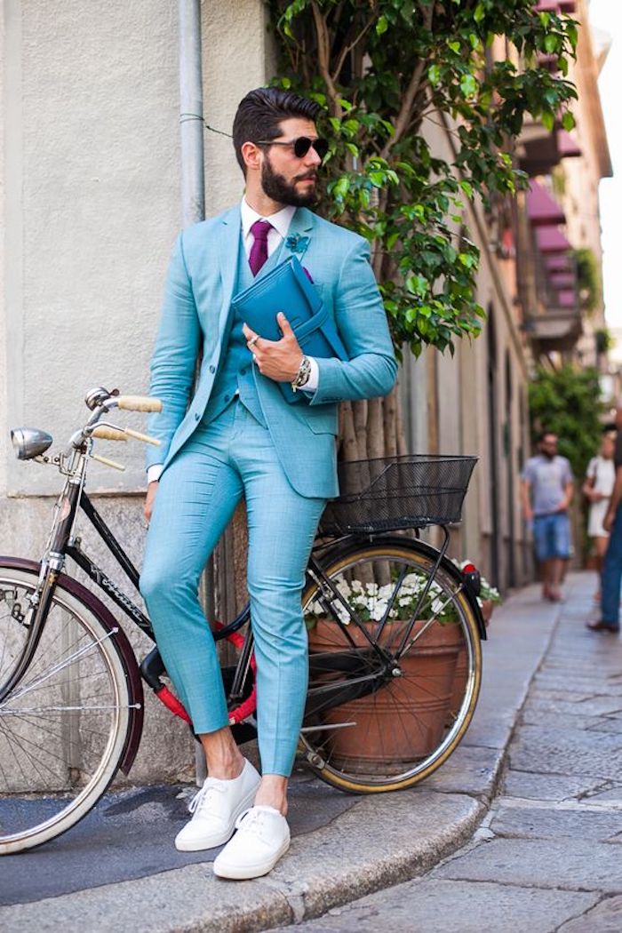 Costume bleu claire avec basket blanc, idée style vestimentaire homme, tenue classe pour homme bicyclette noir rétro