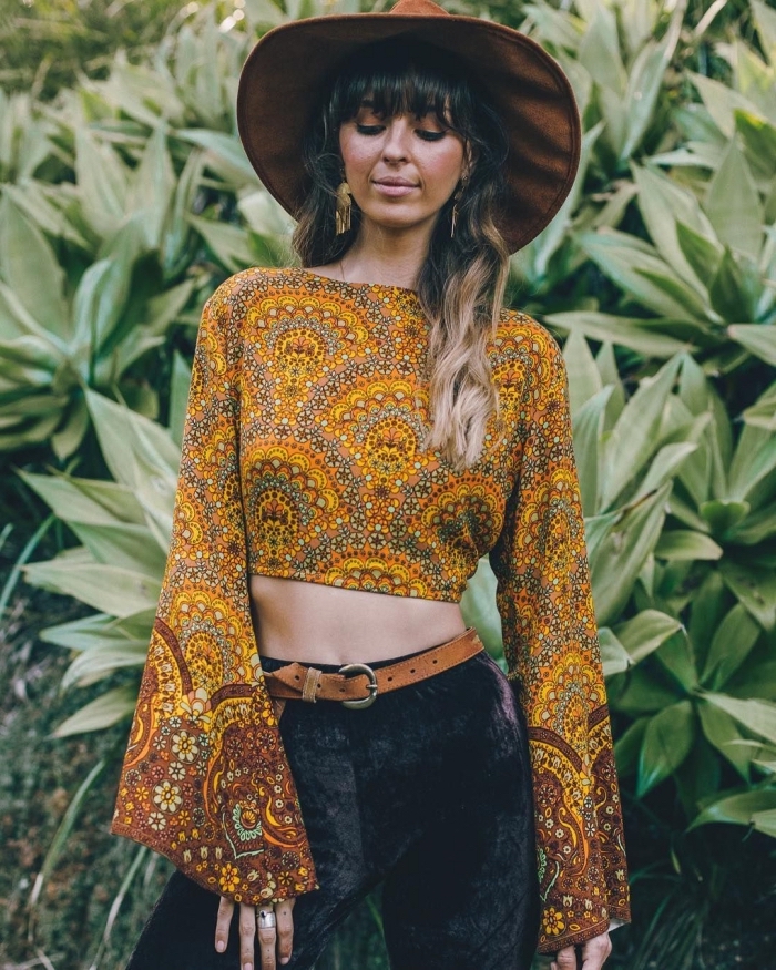 idée de déguisement hippie femme en pantalon noir et blouse orange à motifs, accessoires femme de style hippie