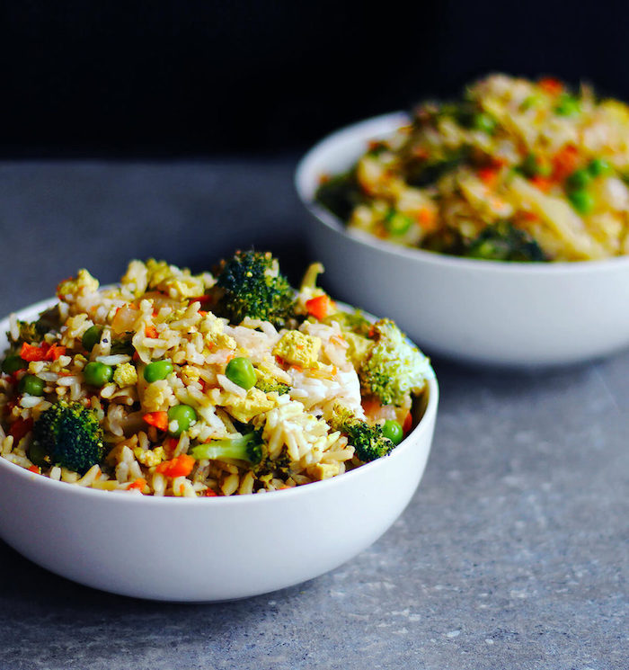 comment faire rizotto au riz et légumes, petits pois, brocolis, carotte dans un bol blanc, idée recette rapide vegetarienne sans viande
