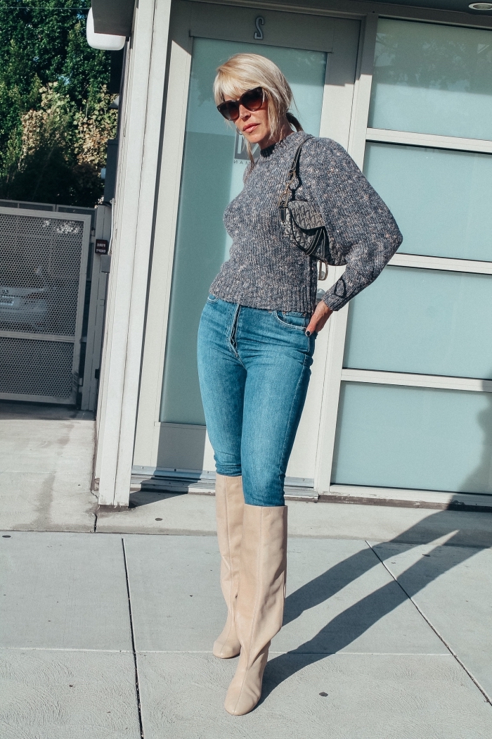 look femme semi casual en jeans et pull avec manches chauves souris, idée accessoires de style rétro chic pour femme