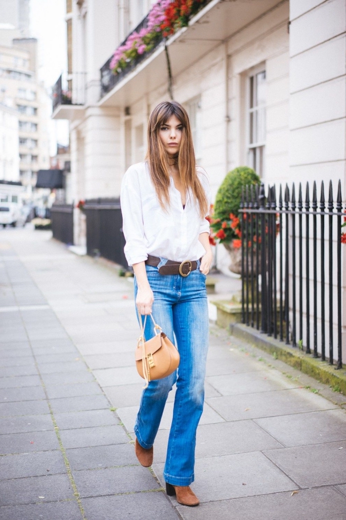 idée de vision chic femme de style année 70, tenue femme casual chic en jeans et chemise avec chaussures hautes