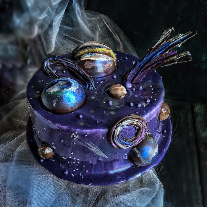 modele gateau insolite anniversaire adulte homme glaçage miroir violet et des planètes colorées cake pops