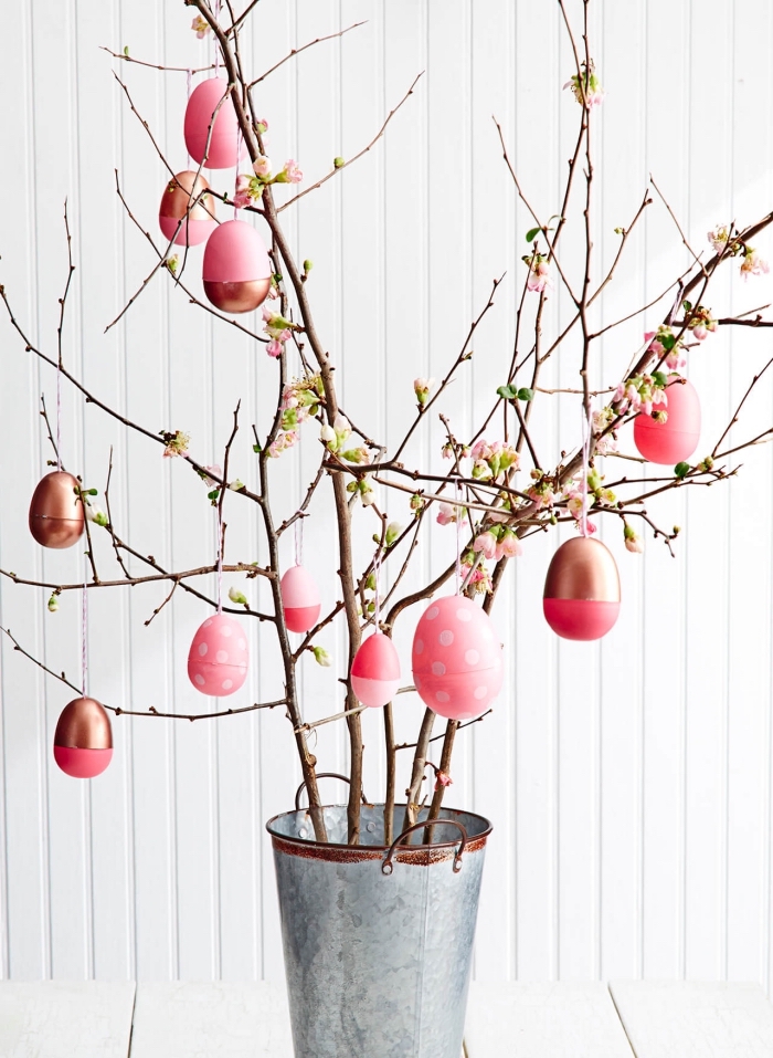 idée de deco paques facile et rapide avec branches cerisier décorées d'oeufs de Pâques en plastique peints en rose gold