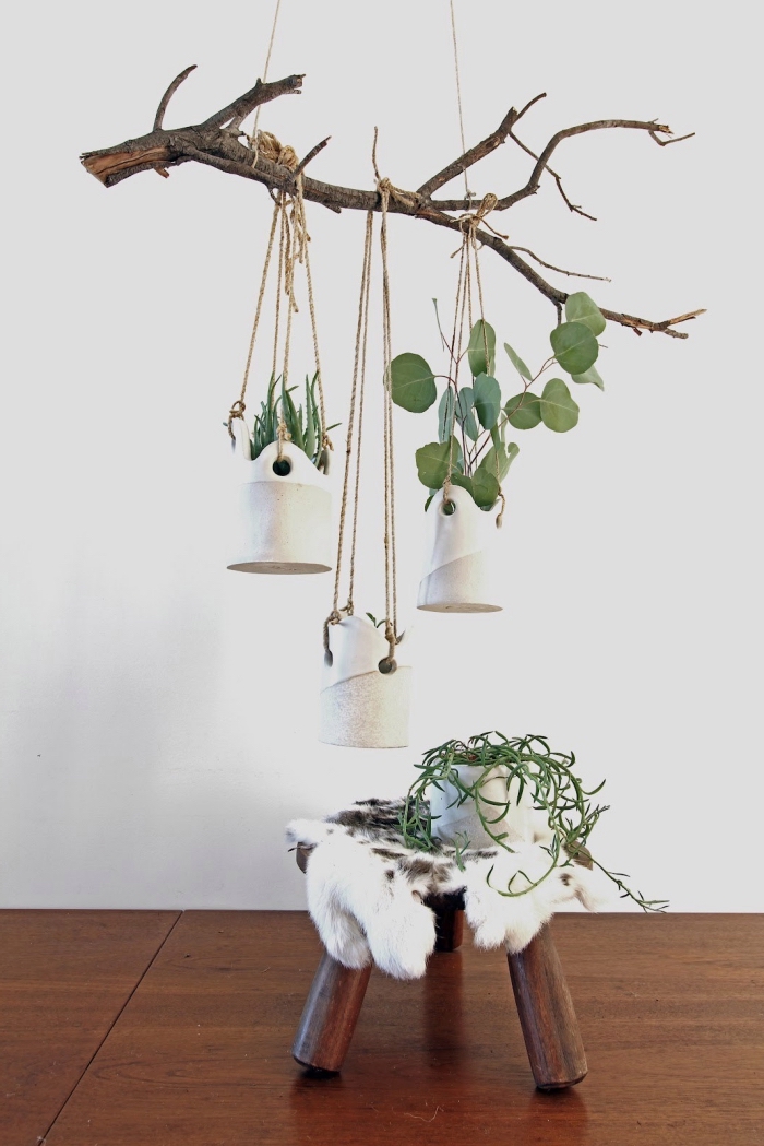 activité manuelle adulte avec plantes et bois, diy suspension en bois flotté avec plantes suspendues et macramé