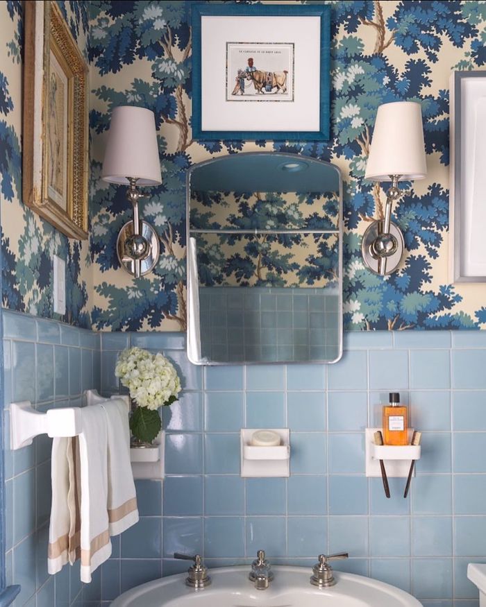 Bleu claire carrelage et papier peinte en haut d'arbres exotiques avec couleurs changées, idee deco salle de bain, stickers carrelage salle de bain