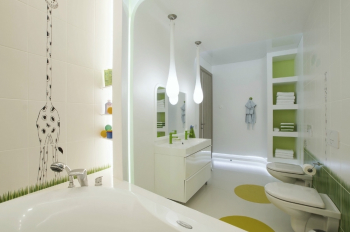 decoration petite salle de bain en blanc et vert, idée rangement ouvert et vertical dans une salle d'eau pour enfant