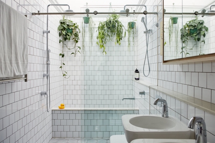 idée comment décorer une salle de bain avec plantes verte, modèles de pot suspendu vert et suspension macramé