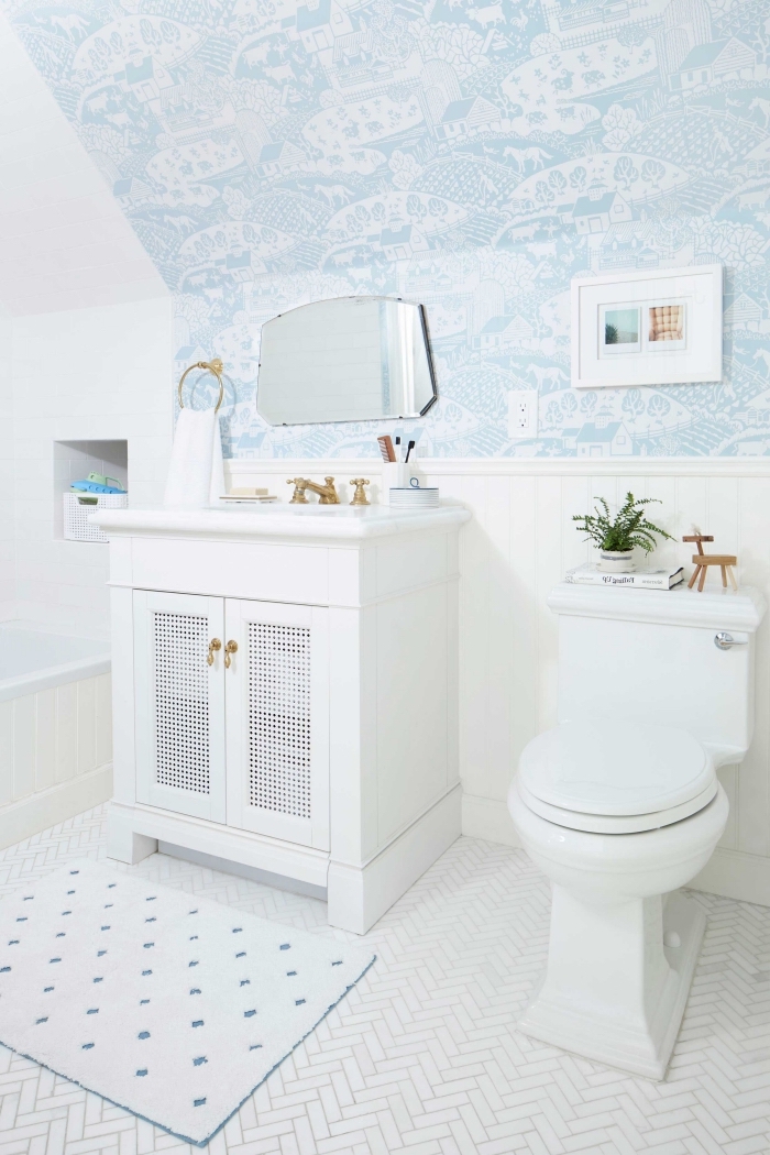 deco salle de bain enfant aux murs blancs avec déco murale en papier peint imperméable, idée meuble salle d'eau enfant