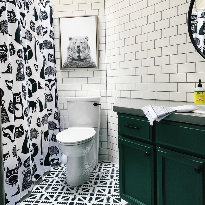 agencement salle de bain avec baignoire, modèle de rideaux douche à dessins noirs à motifs animaliers pour enfant