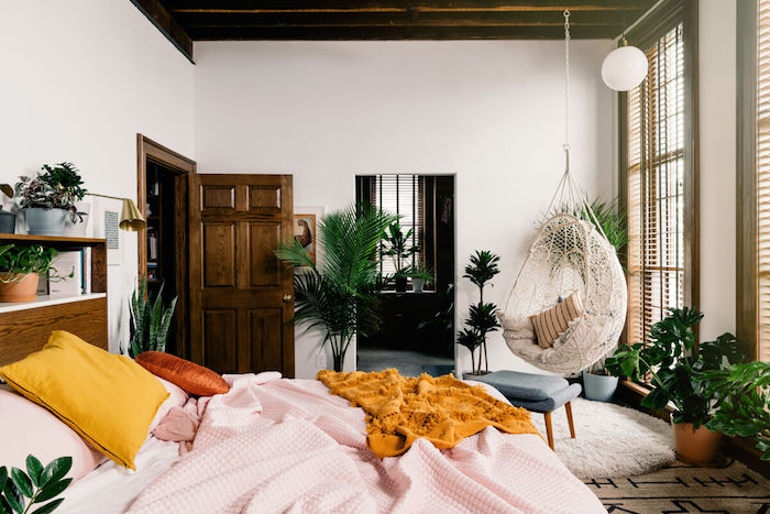 Jaune coussin sur le lit linge, plante d'intérieur haute, plante verte pour chambre deco jungle, palmier haute
