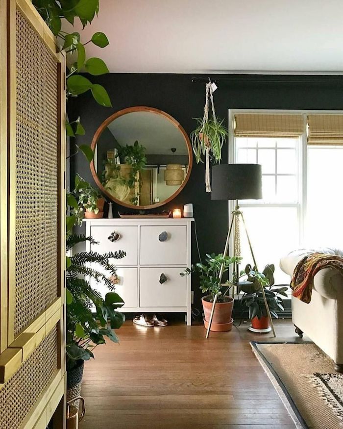 Lampe haute miroir ronde, inspiration plante tombante intérieur, idée plante pour chambre