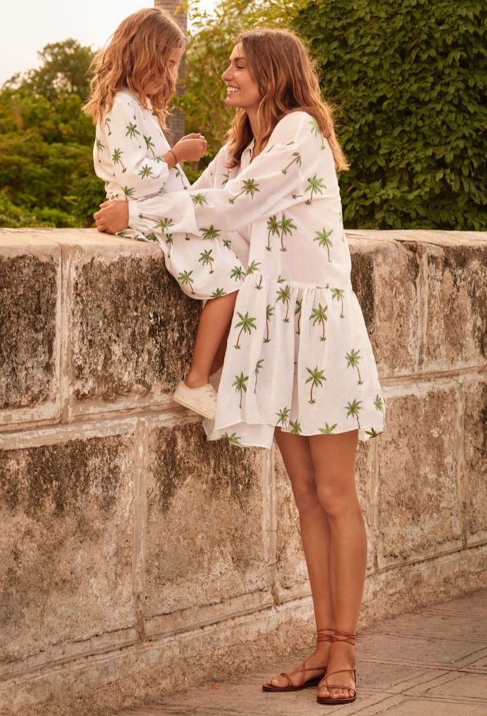 Mère et fille portant la meme robe blanche à palmiers vertes, photo de vacances vetement mere fille assortie, choix tenue mère-fille