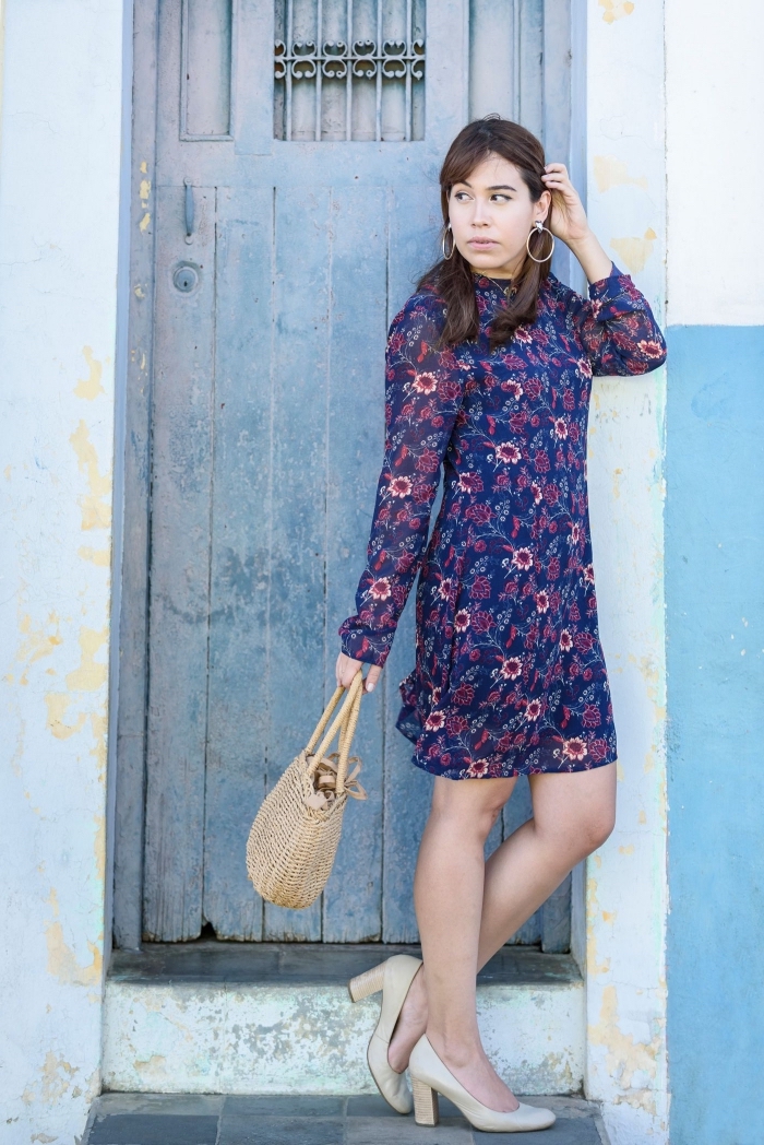 modèle de robe hippie chic à longueur genoux et manches longues de couleur bleu aux motifs fleuris combinée avec chaussures hautes